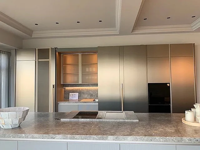 Wohnküche DADA HL6 Lack London Sky 3D Beige Massivholz Sunrise Oak Marmor Grau Inklusive E-Geräte