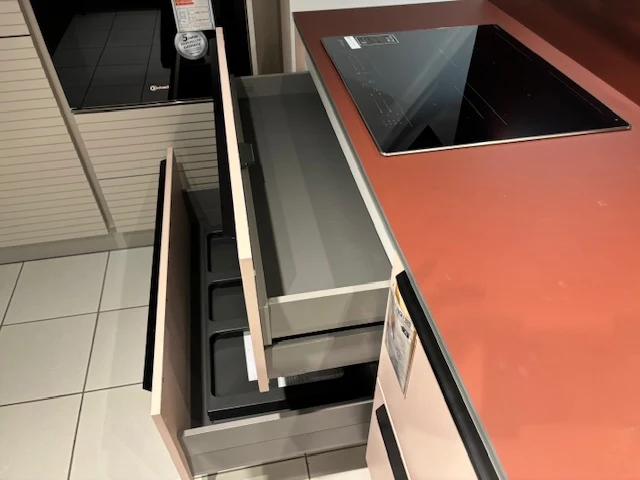 Einbauküche BIE Biella Front Satinlack Zartrosé Korpus Kristallweiß