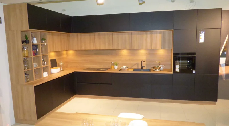 Küche K 71 Schwarz mit Sitzgruppe