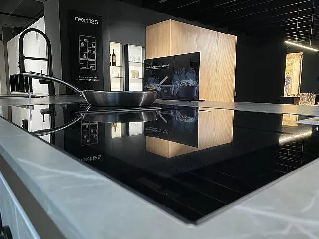 Küche nx950 Front Ceramic Marmor Grigio Mit Glasfronten Lavaschwarz Matt