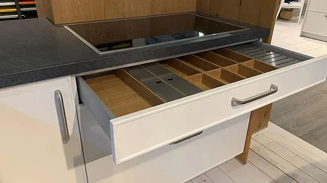 Landhausküche Parma Lack Weiß Arbeitsplatte Laminat Grau